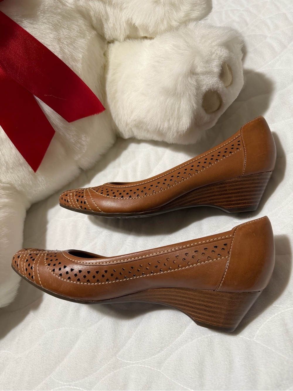 NEW! Clarks Artisan Collection Women's Tan Perforated Leather Loafers size 7 - Picture 3 of 7